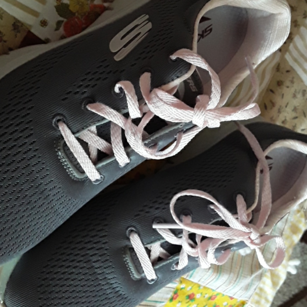 Tennis shoes